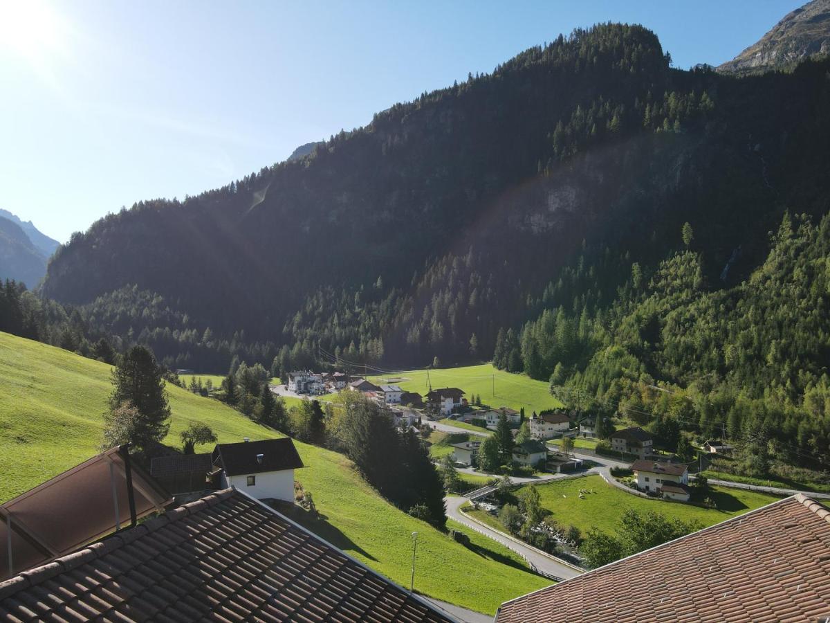 Haus Evelin Apartment Sankt Leonhard im Pitztal Bagian luar foto
